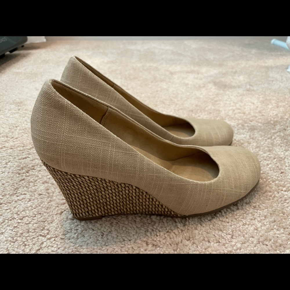 Aerosoles Straw Wedge Pumps size 8.5 Beige Fabric